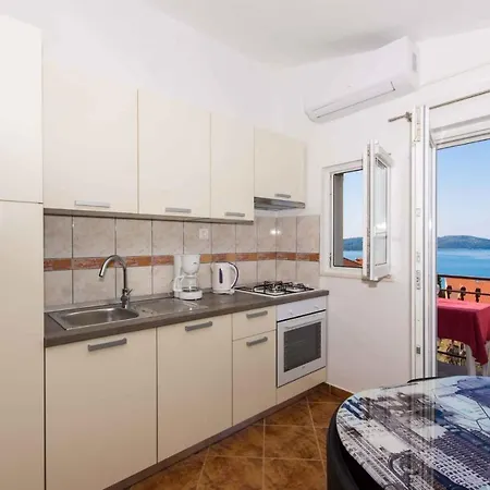 Apartment In Okrug Gornji 26579